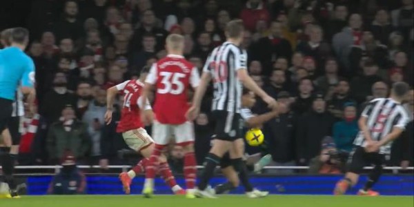 客户端下载-枪手得势难得分，主裁“漏判”俩点球塔帅暴怒：可耻！