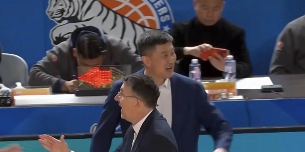 开云体育下载-广东3消息！杜锋被批输球后还在笑，徐杰最新伤情，萨林杰被劝退