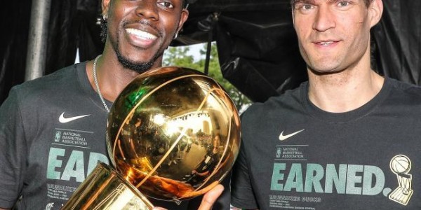 开云体育下载-等待了半世纪的狂欢！密尔沃基万人空巷庆雄鹿登顶