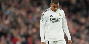 记者：别说和C罗本泽马相比，姆巴佩甚至都没能替代维尼修斯